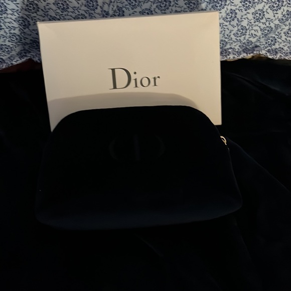 ⭐️C Dior travel pouch and mirror with gift box. - Picture 3 of 17